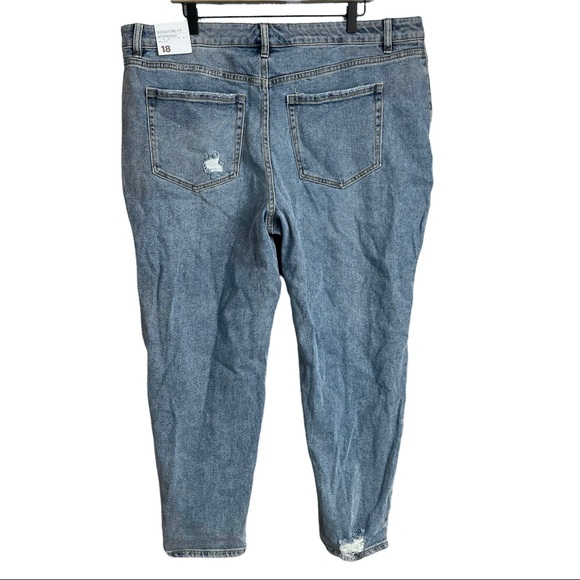 NWT Lane Bryant Distressed Light Wash Signature Fit Boyfriend Jean Size 18 - Picture 3 of 11